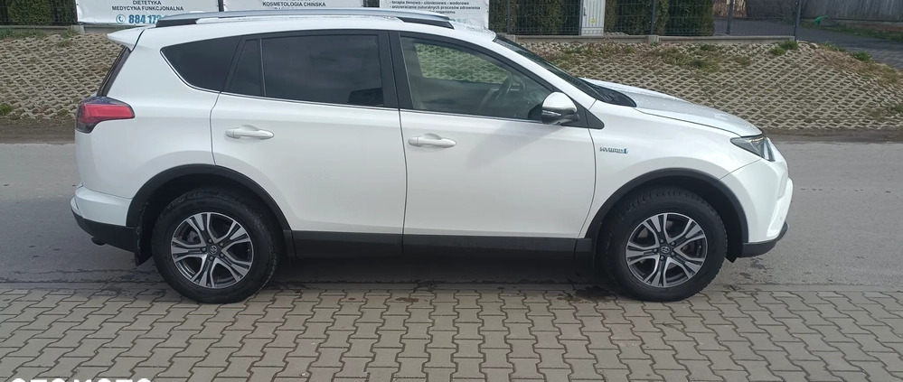 Toyota RAV4 cena 91500 przebieg: 108750, rok produkcji 2018 z Nekla małe 379